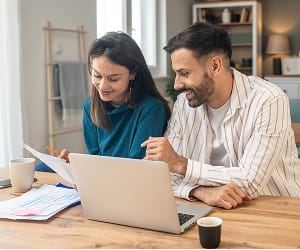 Couple planifiant leur projet.